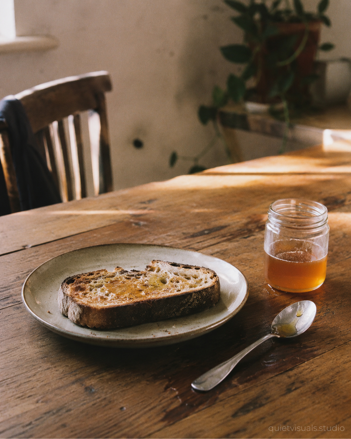 Frühstück mit Honig und Toast
