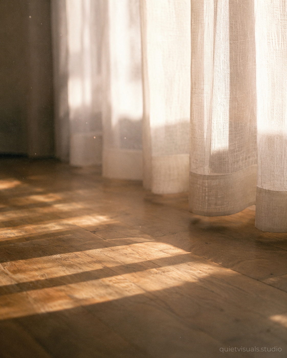 Morgenlicht durch Vorhänge
